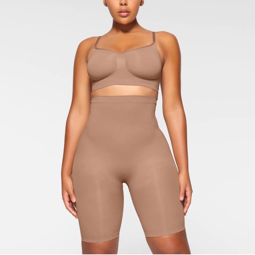 New Skims Seamless Sculpt High Waisted above Knee Shorts in L/XL Sienna?